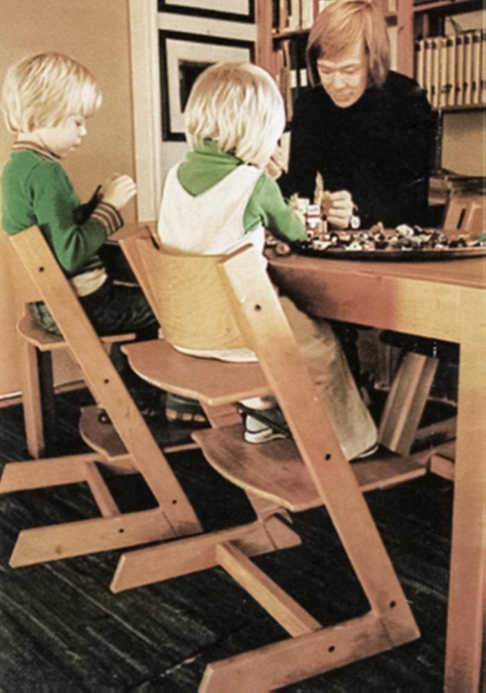 Der legendäre Tripp Trapp wurde 1972 von dem norwegischen Designer Peter Opsvik entworfen. Dessen eigenes Kind war damals dem Hochstuhl entwachsen, aber noch zu klein für einen normalen Stuhl, und so kam Opsvik auf die so logische wie brillante Idee, ein Modell mit höhen- und tiefenverstellbaren Sitz- und Fußplatten zu entwickeln