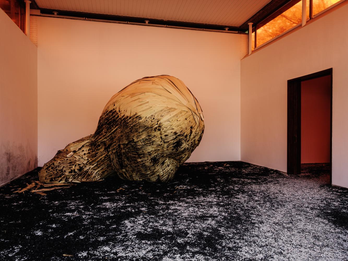 Aufgewertet:  Im Pavillon der Schweiz zeigt Latifa Echakhch große ­figurative Skulpturen aus Holz, das schon mal verwendet wurde. Ansicht Venedig-Biennale 2022