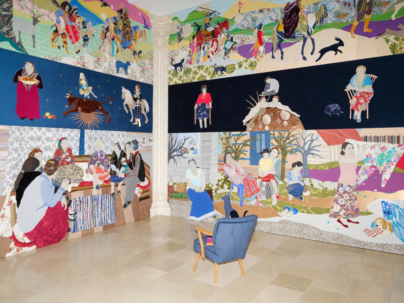 Allegorisch: Małgorzata Mirga-Tas zeigt im polnischen Pavillon Szenen aus der Geschichte und dem Alltag der Roma als textile Tableaus. Ansicht Venedig-Biennale 2022