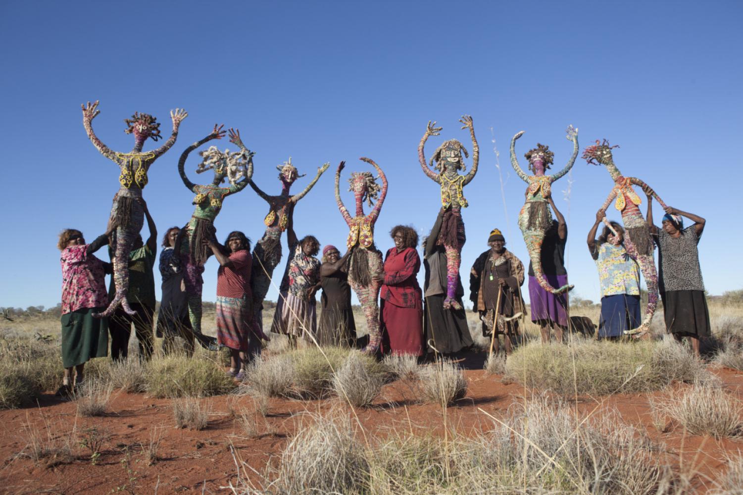 Künstlerinnen der Tjanpi Desert Weavers lassen ihre tjanpi Schwestern fliegen, Papulankutja, West- Australien, 2015: Das Werk ist aktuell Teil der Ausstellung "Songlines: Sieben Schwestern erschaffen Australien" im Berliner Humboldt Forum zu sehen