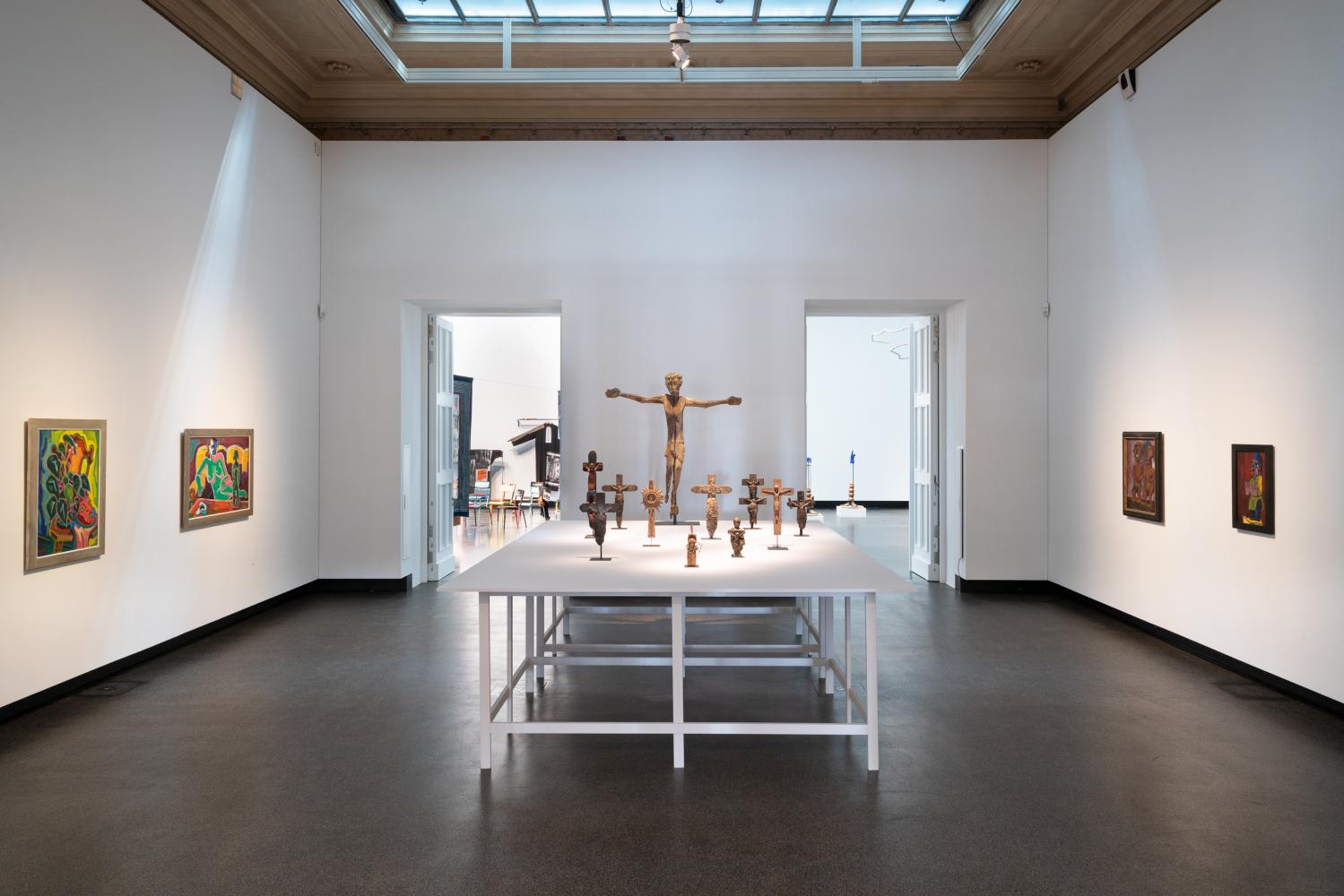 Kruzifixe, verschiedene Sammlungen, Installationsansicht: 12. Berlin Biennale, Akademie der Künste, Pariser Platz