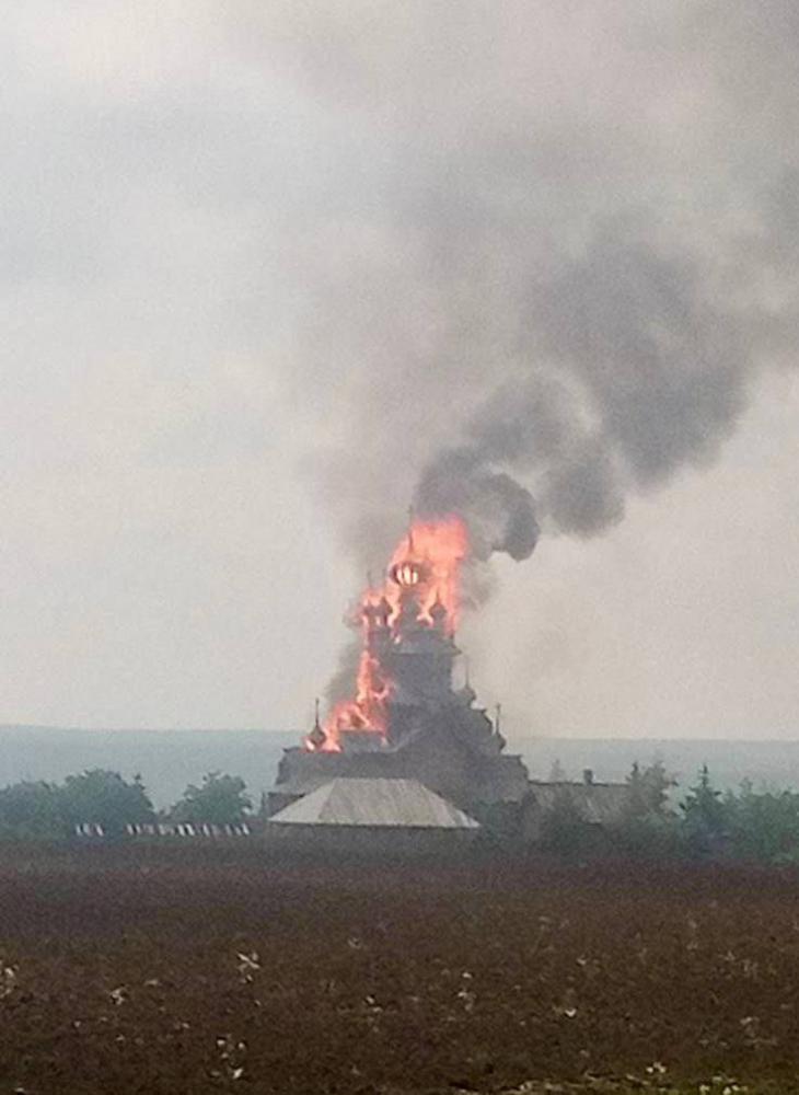 Auf dem Bild, das vom ukrainischen Kulturminister Olexandr Tkatschenko auf Twitter geteilt wurde, ist zu sehen, dass eine große Holzkirche in Swjatohirsk (Swjatogorsk) brennt