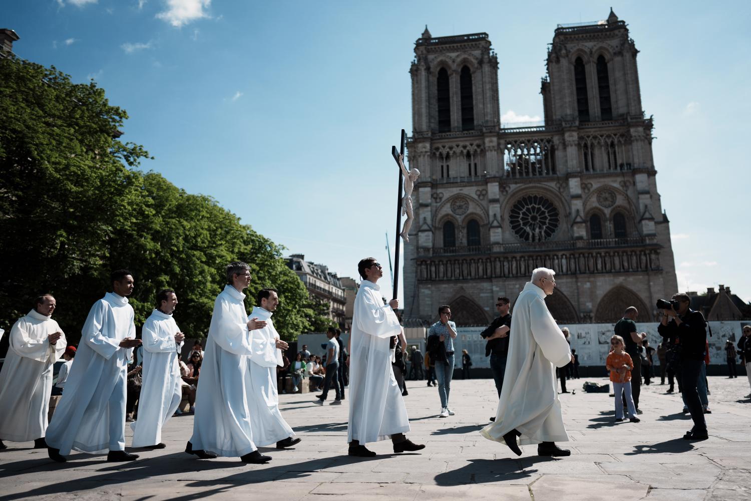 Kreuzwegzeremonie zu Ostern 2022 auf dem Vorplatz der Kathedrale Notre Dame