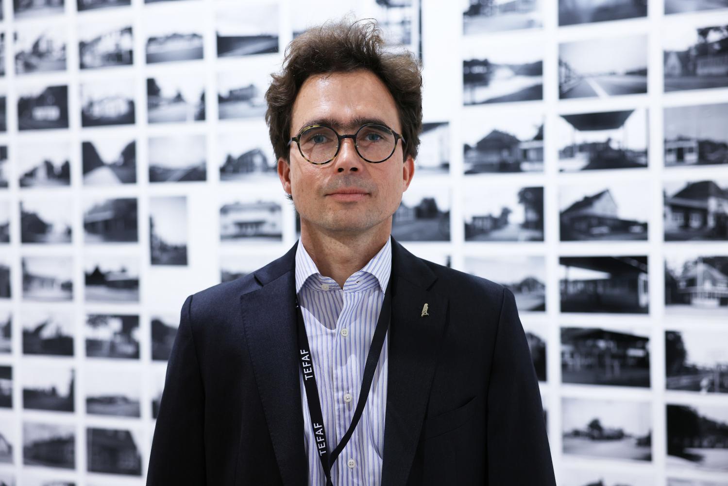 Hidde van Seggelen, Direktor der Kunstmesse Tefaf, steht auf dem Stand seiner Galerie