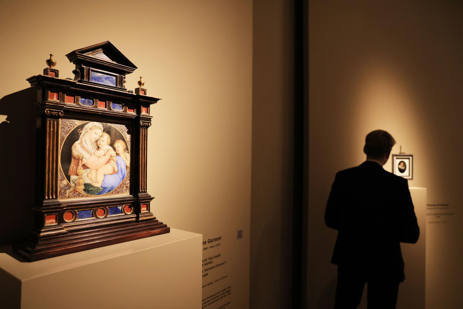 Das Gemälde "The virgin of the chair after Raphael" von Giovanna Garzoni steht auf dem Stand der Galerie Rob Smeets auf einem Sockel