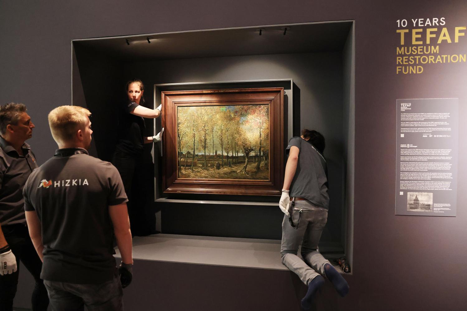 Mitarbeiter der Tefaf hängen das restaurierte Gemälde "Pappeln bei Nuenen" von Vincent van Gogh auf