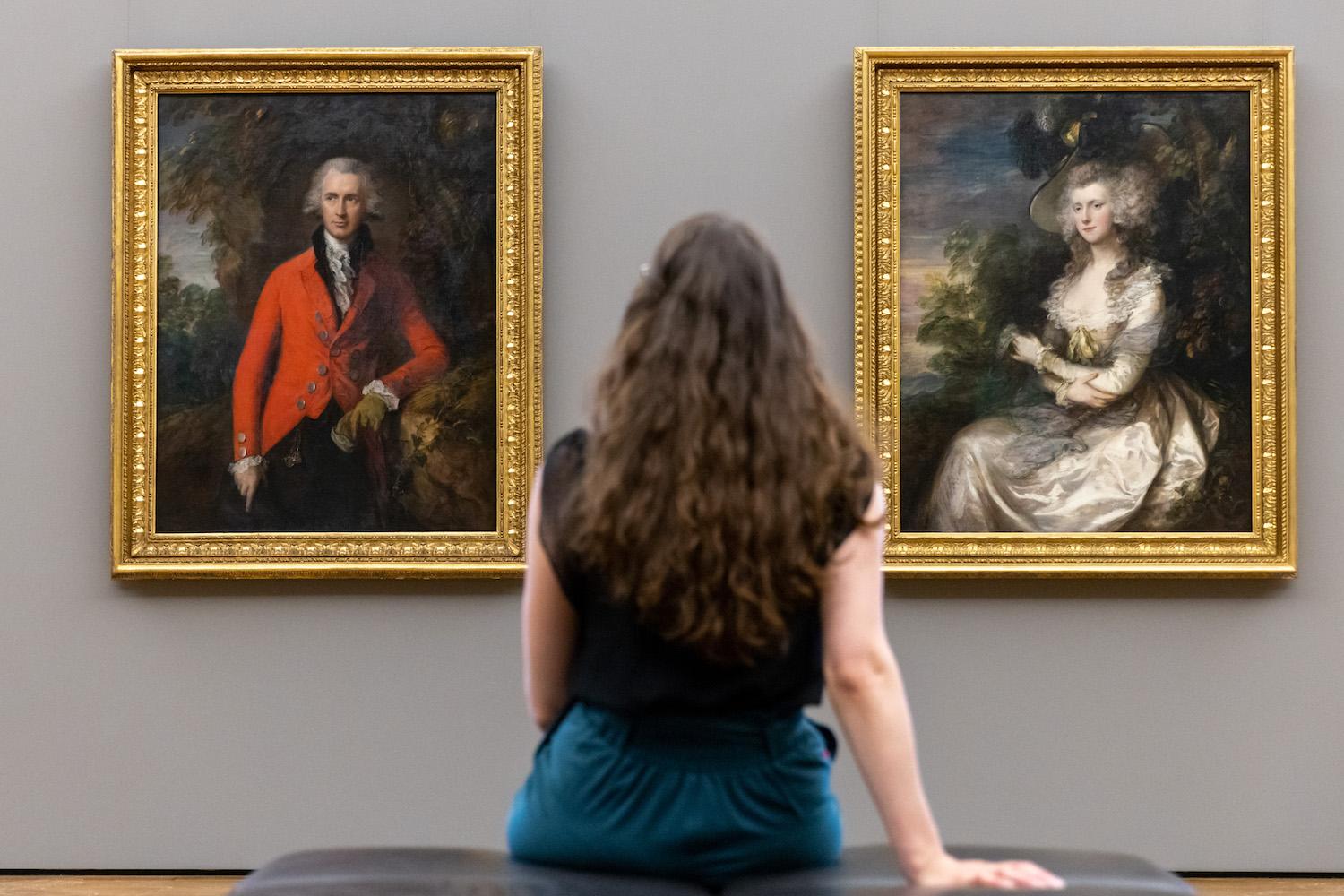 Das Gemälde "Mr. Thomas Hibbert" (l) des englischen Malers Thomas Gainsborough (1727-1788) hängt in der Ausstellung der Alten Pinakothek. Das Museum spricht bei dem neu angekauften Gemälde von einem bedeutenden Neuzugang, zumal das Bild nun in München mit seinem Gegenstück vereint ist: Dem Porträt "Mrs. Sophia Hibbert" (r) von Hibberts Ehefrau