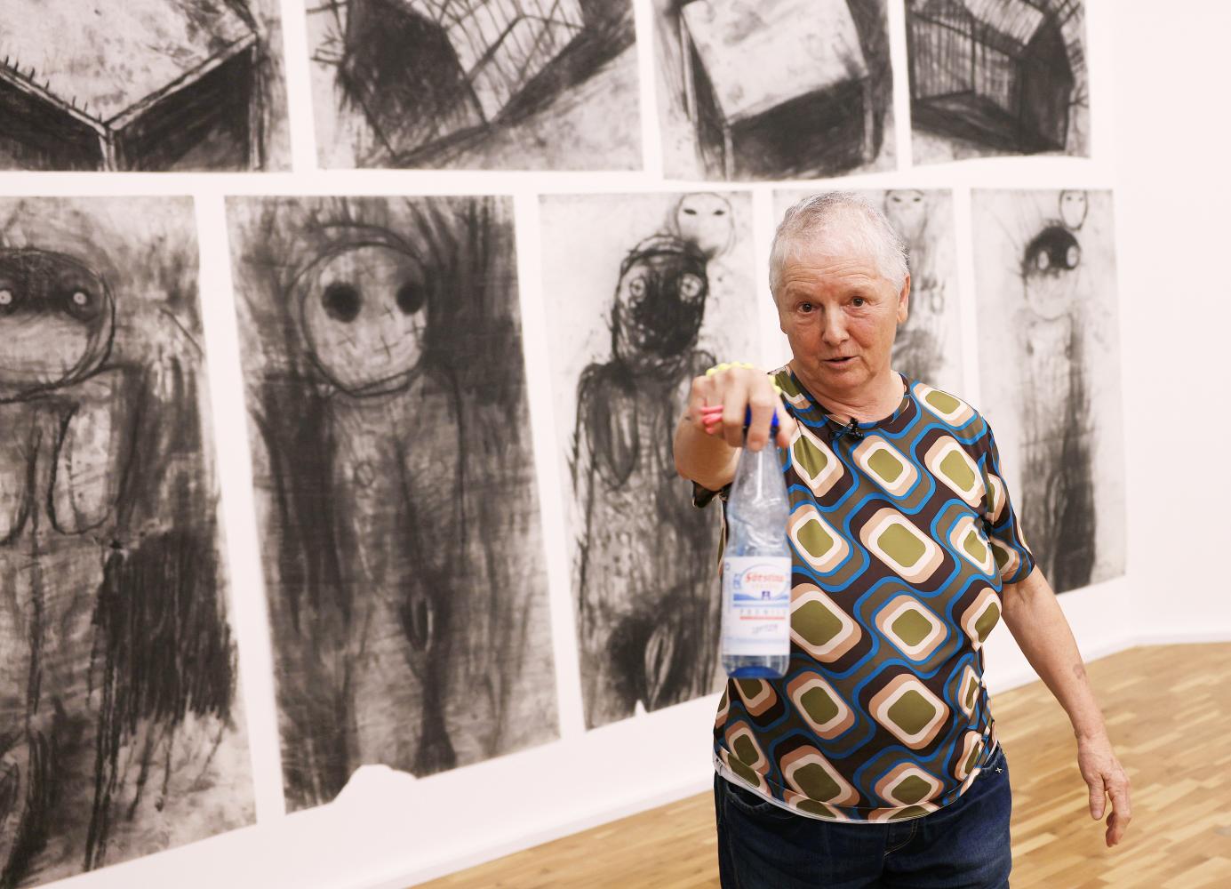  Miriam Cahn, Künstlerin und Trägerin des Rubenspreises der Stadt Siegen, führt durch die Ausstellung "MEINEJUDEN" im Museum für Gegenwartskunst in Siegen