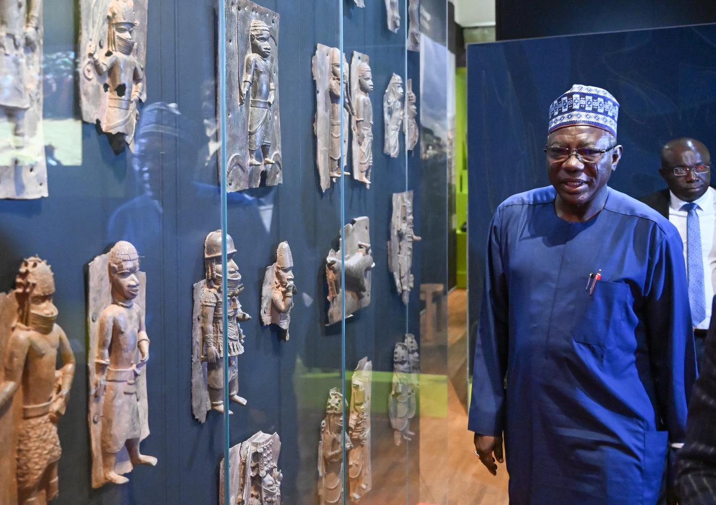 Abba Tijani, Generaldirektor der Nationalen Museums- und Denkmalbehörde Nigerias, betrachtet im Lindenmuseum Benin-Bronzen