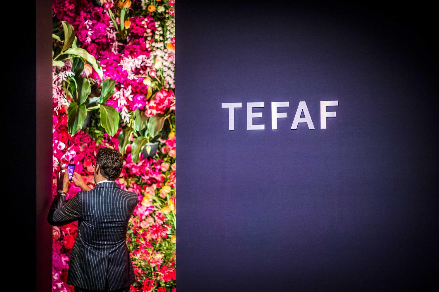 Ein Besucher der Tefaf-Kunstmesse macht mit seinem Handy Bilder von dem Eingang zur Tefaf-Kunstmesse in Maastricht