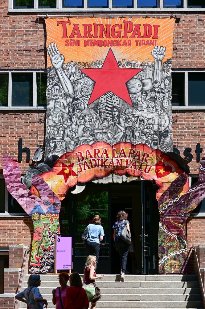 Werk von Taring Padi am Hallenbad Ost in Kassel. Das wegen antisemitischer Stereotype umstrittene Banner am Friedrichsplatz ist inzwischen abgehängt