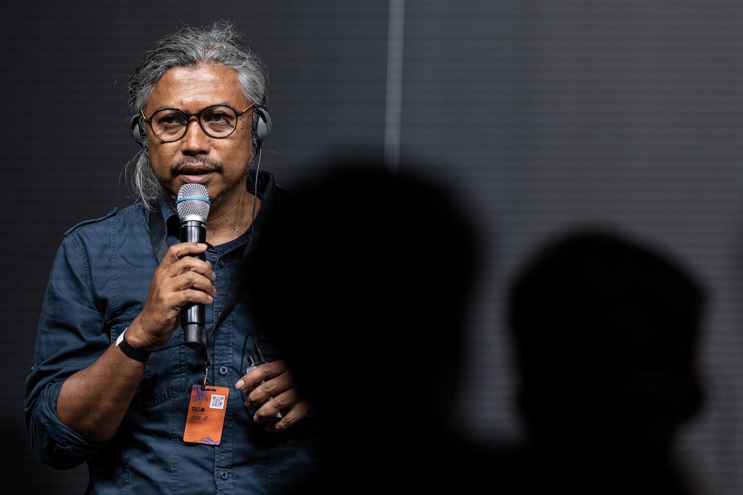 Ruangrupa-Mitglied Ade Darmawan ergreift zu Beginn der Podiumsdiskussion zur Documenta in Kassel das Wort