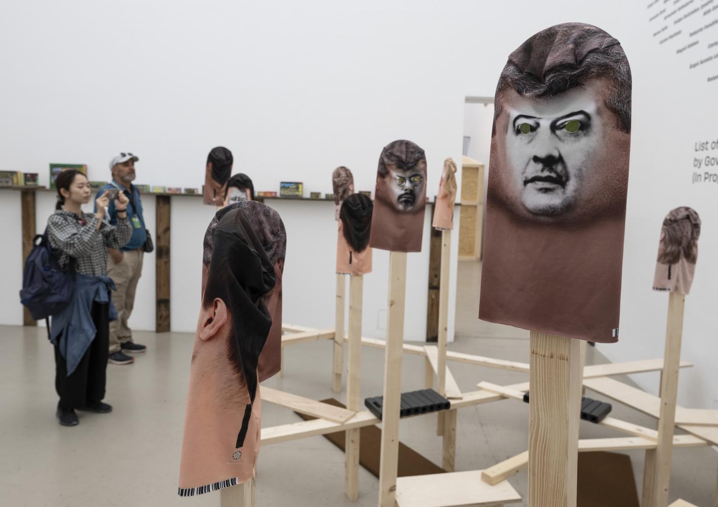 Besucher fotografieren eine Installation der kubanischen Gruppe Instar, die sich mit dem Schicksal kubanischer Regimegegner und Aktivisten befasst