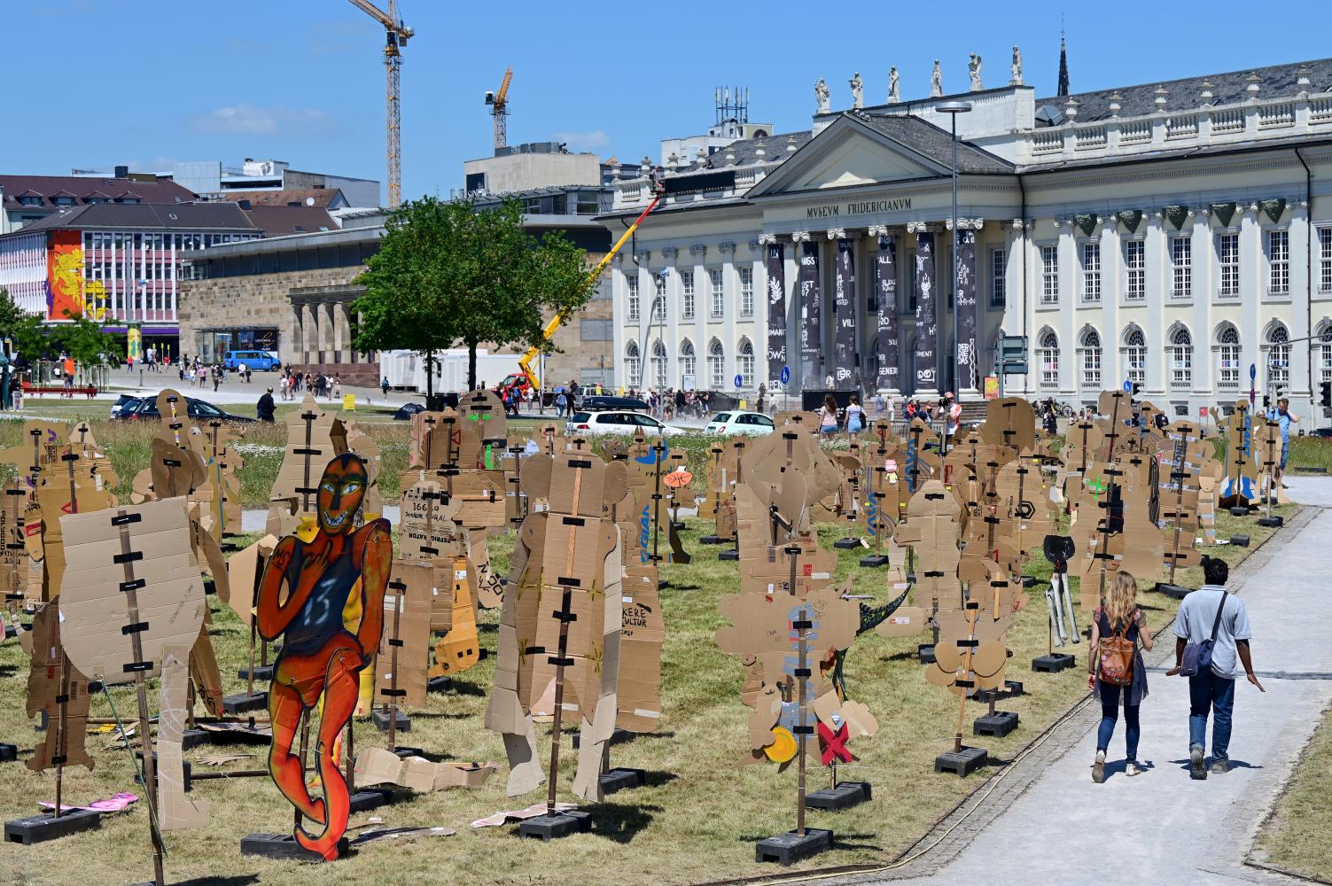 Pappfiguren des indonesischen Kollektivs Taring Padi stehen auf dem Friedrichsplatz