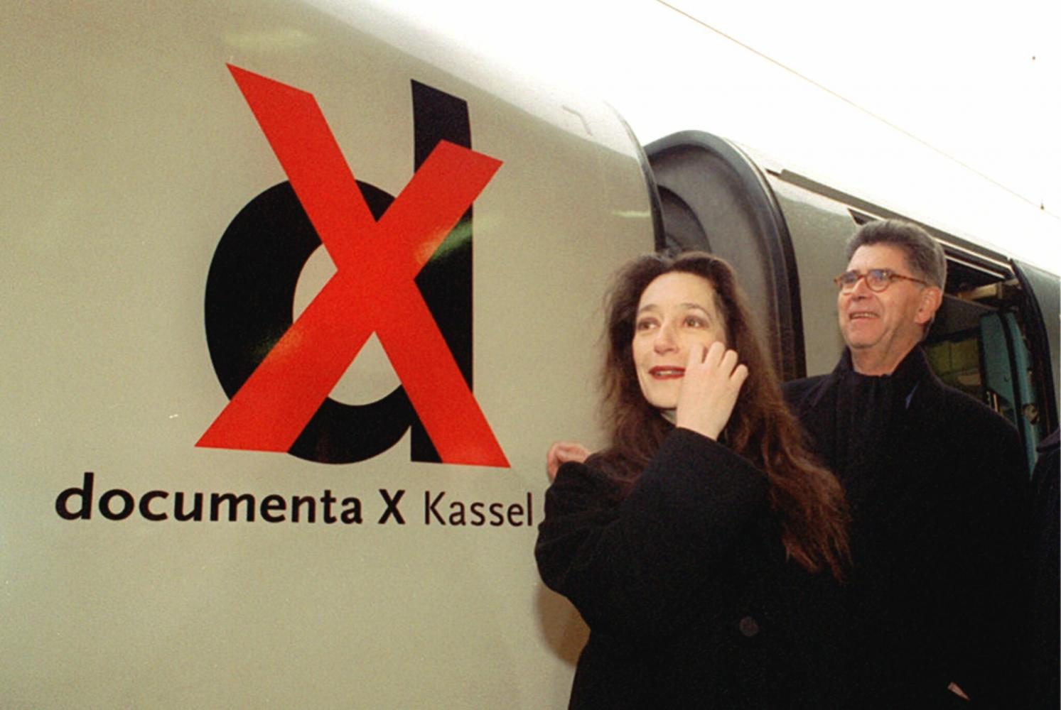 Kuratorin Catherine David 1997 mit einem Documenta-X-Sonderzug der Deutschen Bahn 