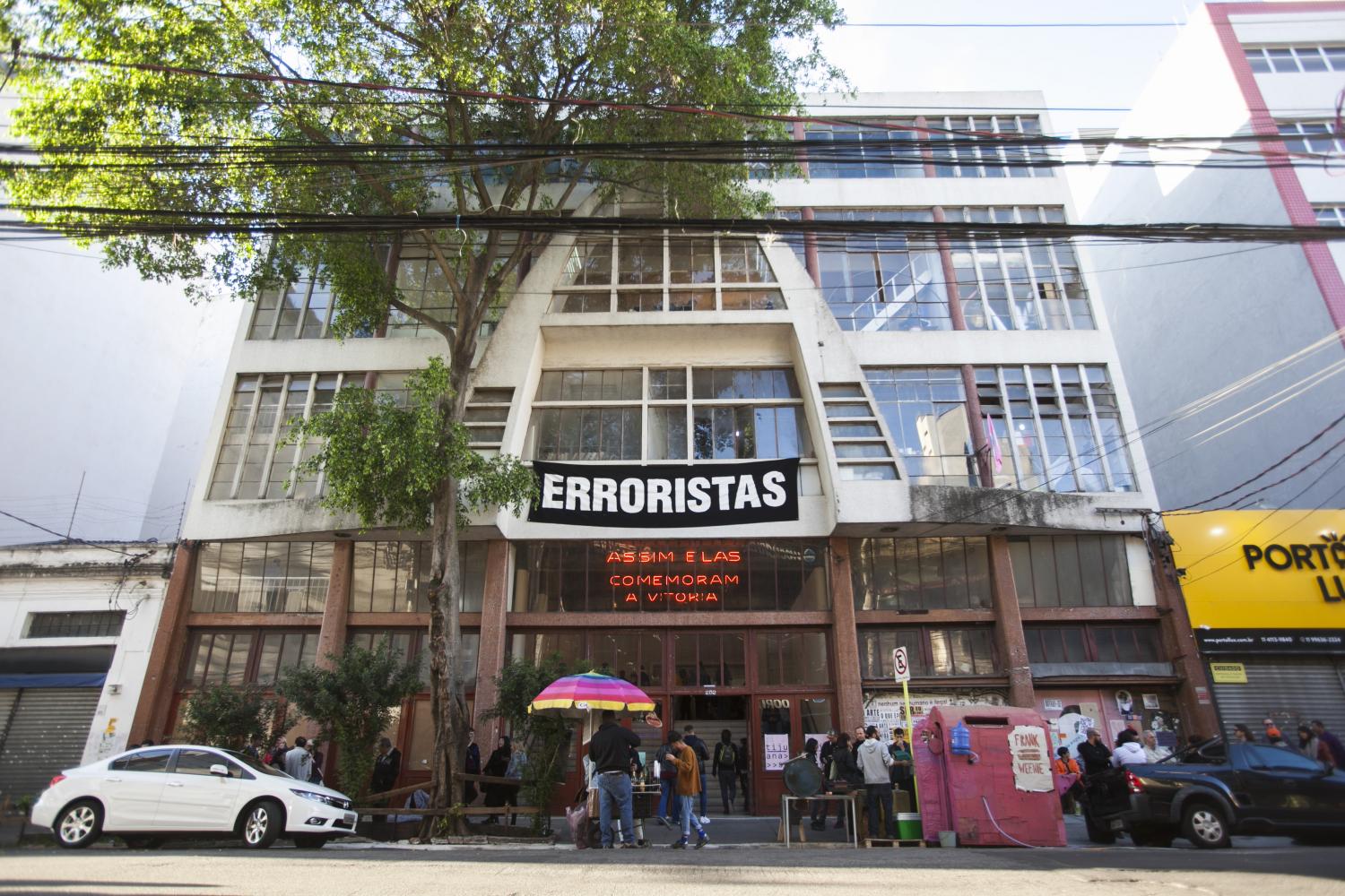 Die Casa do Povo in São Paulo 2017 mit "Erroristas"-Flagge von Grupo Etcétera und Neonarbeit von Yael Bartana