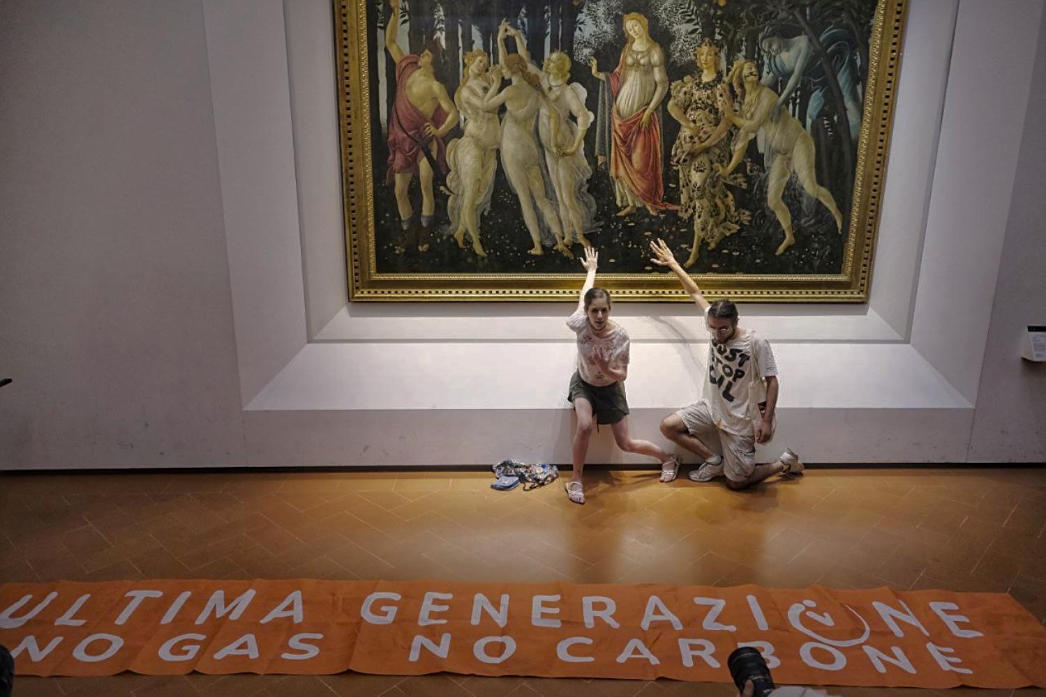 Eine Aktivistin und ein Aktivist der Bewegung Letzte Generation haben ihre Hände in den Uffizien in Florenz an das Botticelli-Gemälde "Frühling" geklebt
