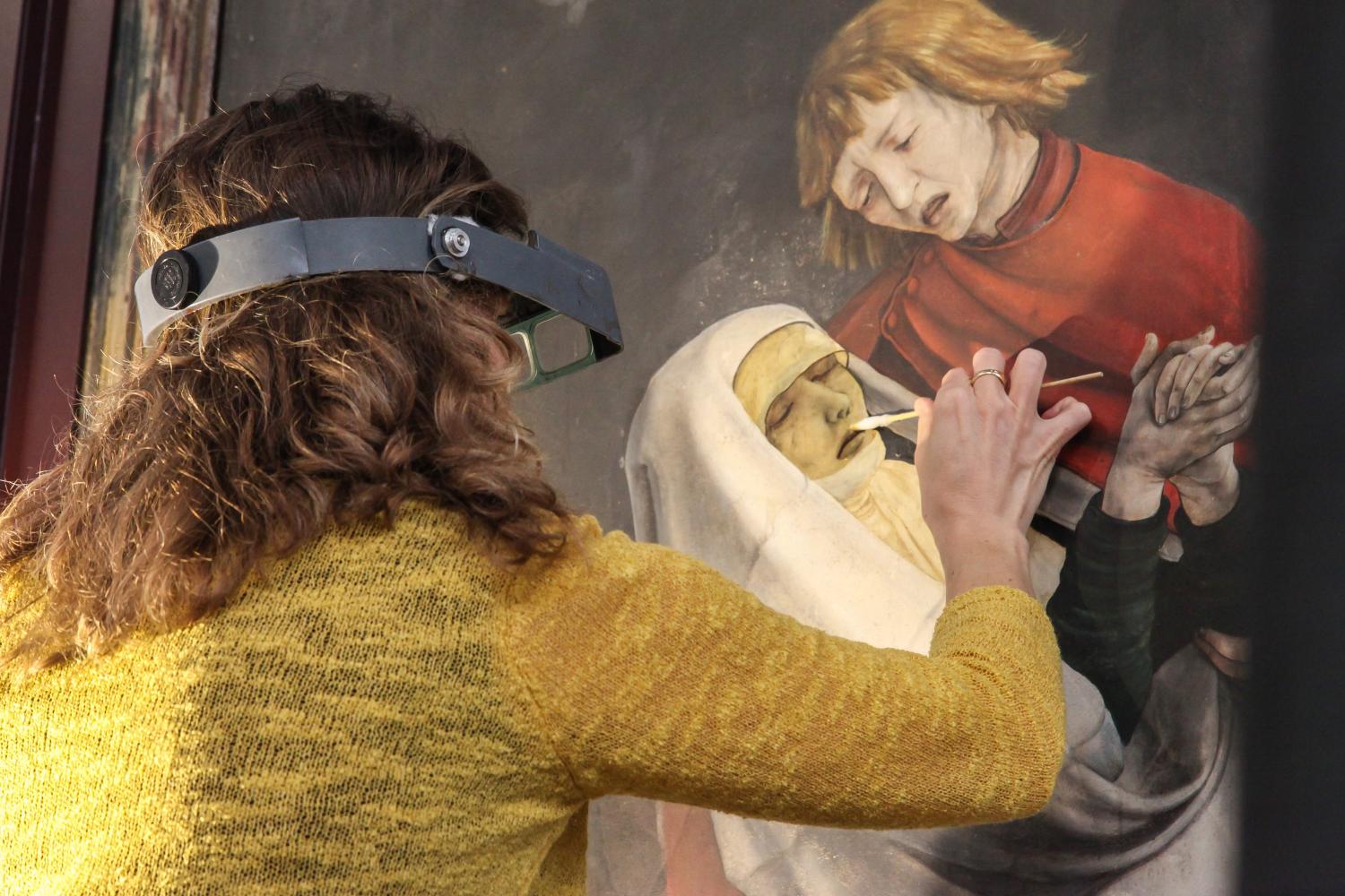 Restauratorin arbeitet an der Restaurierung der Kreuzigungsszene des Isenheimer Altars, Unterlinden-Museum, Colmar, Frankreich