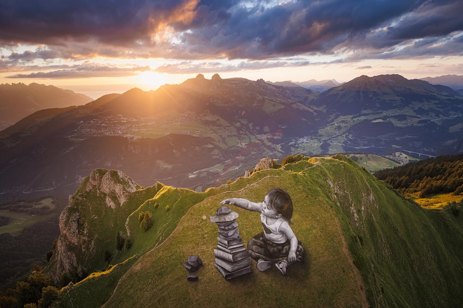 Dieses Kunstwerk ist nur von oben richtig zu betrachten - und verschwindet von selbst: Das 2500 Quadratmeter großes, biologisch abbaubares Landart-Gemälde «Vers l'equilibre»des französisch-schweizerischen Künstlers&nbsp;Saype&nbsp;ist in der Nähe des Gipfels des Grand Chamossaire oberhalb des Alpenortes Villars-sur-Ollon in der Schweiz zu sehen. Es zeigt ein riesiges Mädchen, das Bücher und Steine stapelt. Das Fresko mit dem Titel «Vers l'equilibre» (Auf dem Weg zum Gleichgewicht) erstreckt sich über eine F
