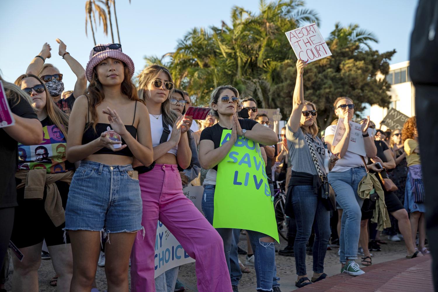 Demonstranten protestieren im Waterfront Park, San Diego, gegen die Entscheidung des Obersten Gerichtshofs der USA, das Abtreibungsrecht zu kippen