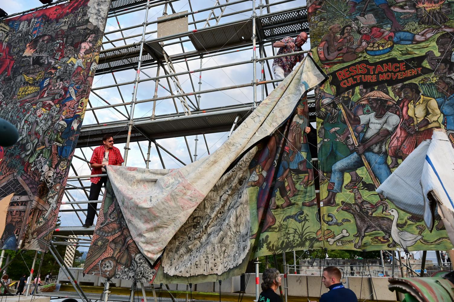 Documenta-Mitarbeiter bauen am 21. Juni das umstrittene Großbanner "People's Justice" des indonesischen Künstlerkollektivs Taring Padi auf dem Kasseler Friedrichsplatz ab