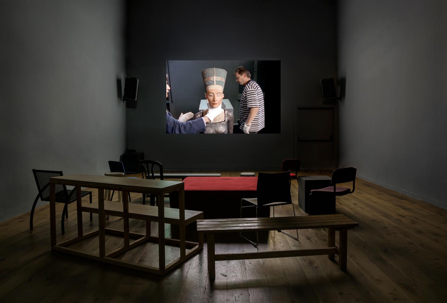 Little Warsaw, The Body of Nefertiti, 2003. Teil des Video-Programms der Marc Schimmel Multipurpose Gallery in der Ausstellung "Not in my name" im CCA Tel Aviv-Yafo, 2022