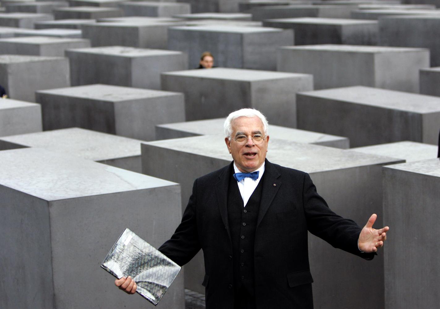Der US-amerikanische Architekt Peter Eisenman 2005 im Stelenfeld des Holocaust-Mahnmals in Berlin