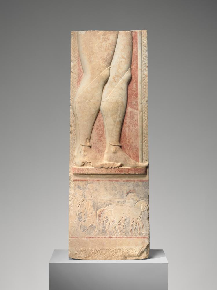 Fragment der Marmorfigur eines Fußsoldaten mit deutlich sichtbaren Farbrelikten, um 525–515 v. Chr.