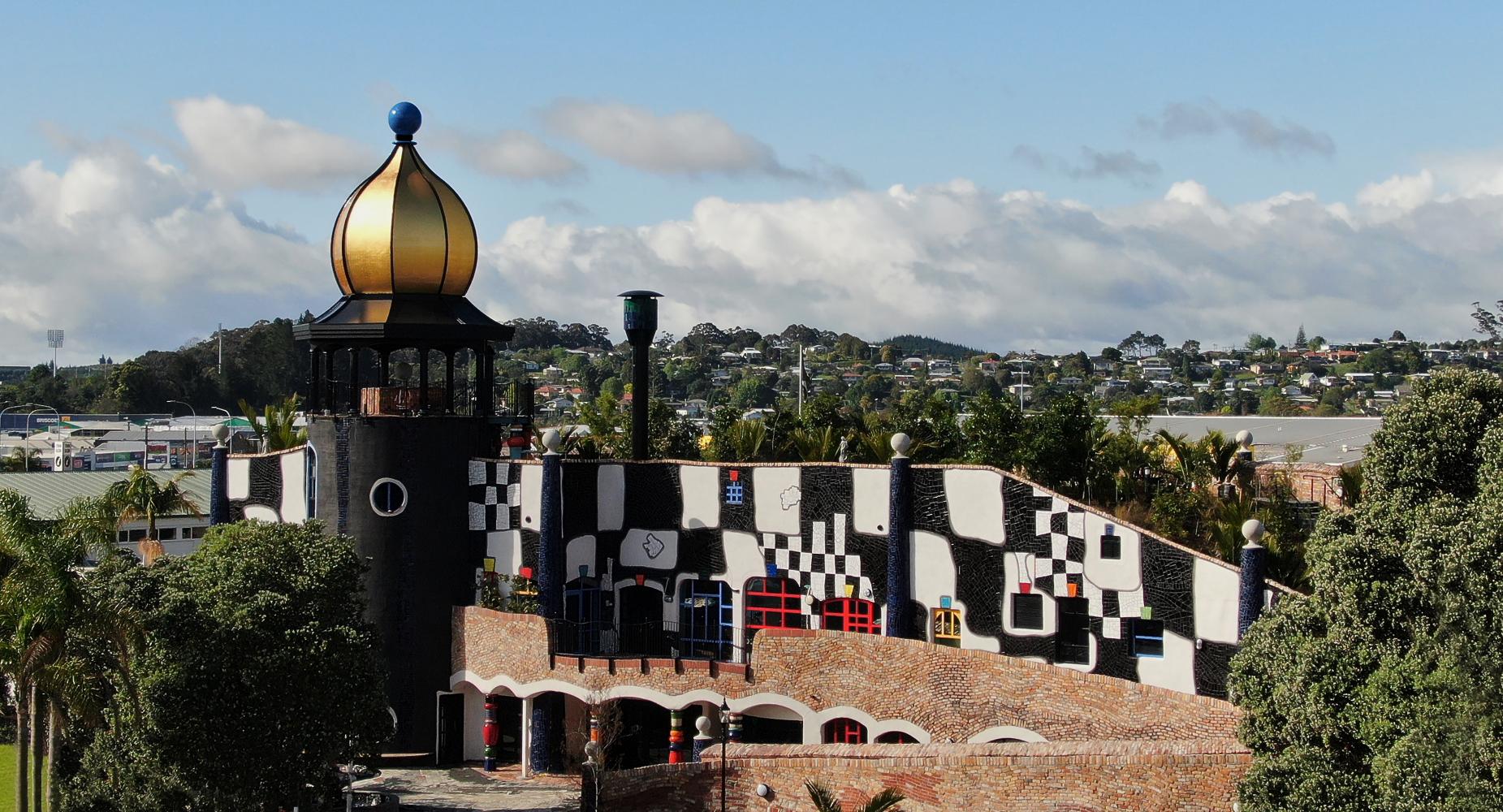Außenansicht Hundertwasser Art Center und Wairau Māori Art Gallery in Whangārei, Neuseeland 