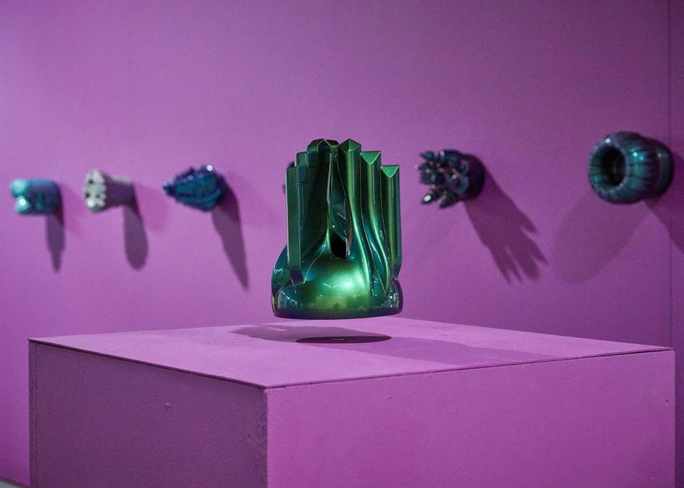 Monira Al Qadiri "OR-BIT IV", 2018, im Hintergrund: "Spectrum", 2016,15. Triennale Kleinplastik Fellbach, 2022