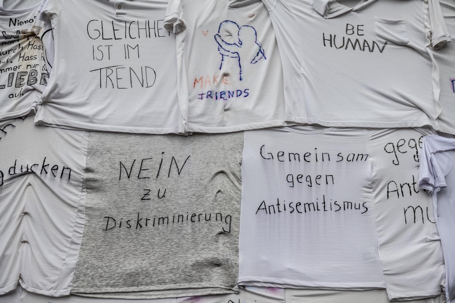 Hier stehen Botschaften stehen an einer Art Mahnmal "Voices" auf dem Friedrichsplatz vor der documenta-Halle. 