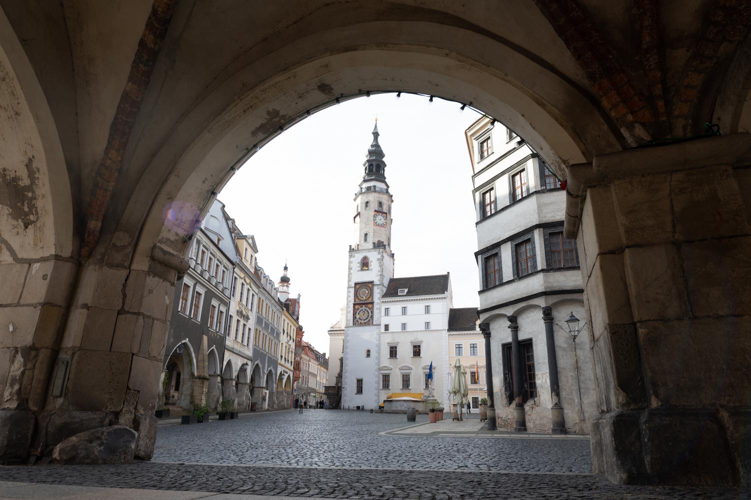 Blick durch einen Torbogen über den Untermarkt auf den Rathausturm in Görlitz