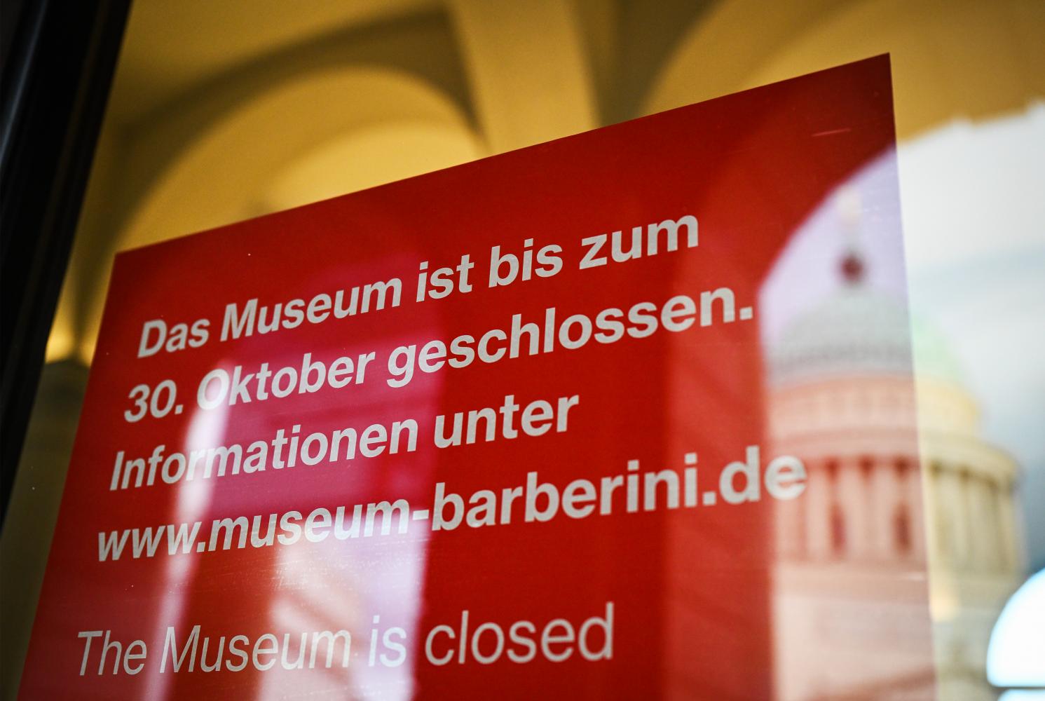  Schild neben dem Eingang zum Potsdamer Museum Barberini