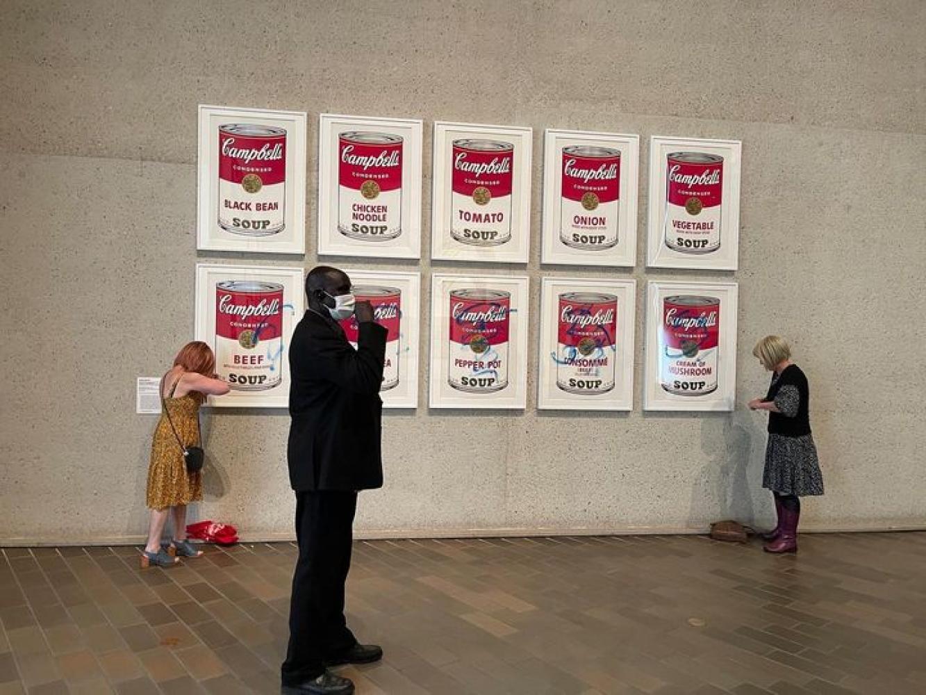 Aktion in der National Gallery of Australia (NGA) in Canberra an Andy Warhol's "Campbell’s Soup I" 