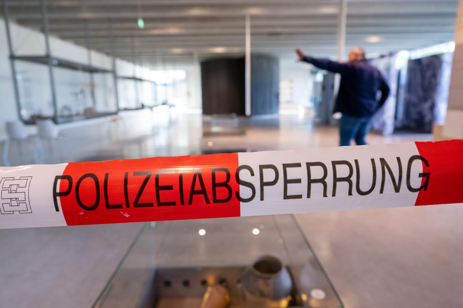 Ein Polizei-Absperrband hängt im Ausstellungsraum des Kelten-Römer-Museum