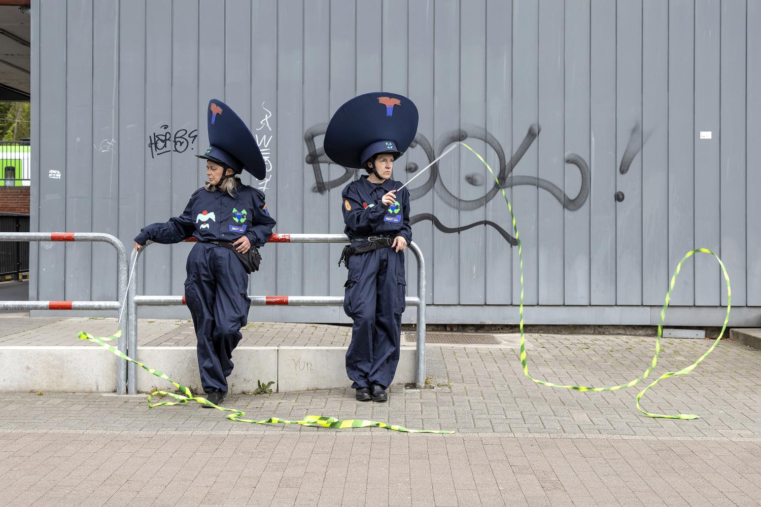 Fotografie der Performance "Disorder Patrol" von Flo Kasearu, zu sehen bei Temnikova & Kasela auf der Art Cologne 