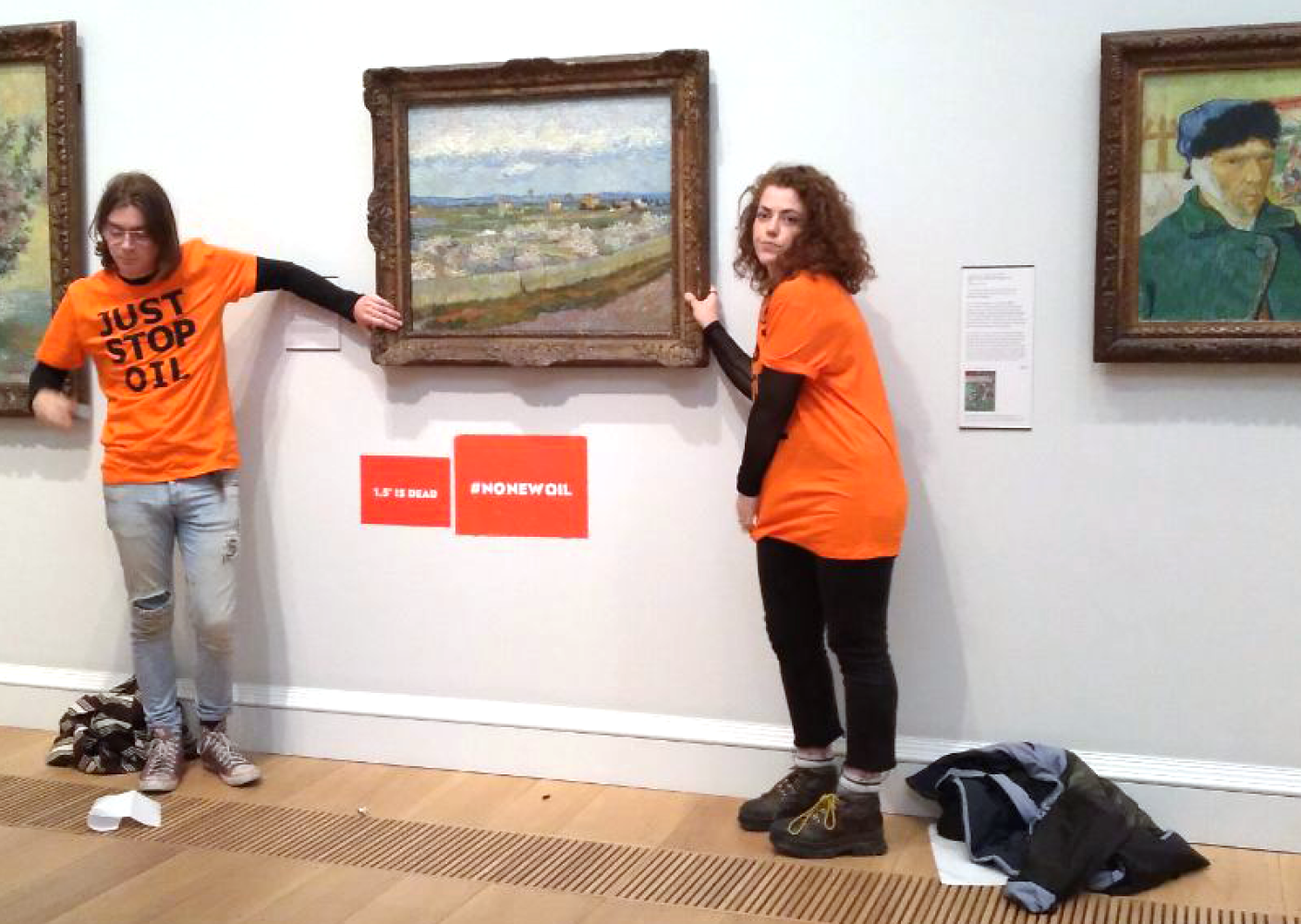 Mitglieder von Just Stop Oil klebten sich im Juni am Ramen eines Van-Gogh-Bildes in der Londoner Courtauld Gallery fest