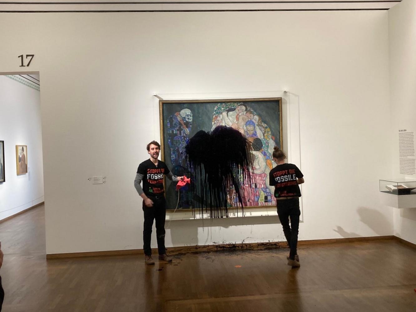 Klimaaktivisten der Gruppe "Letzte Generation" haben im Leopold Museum das Gemälde "Tod und Leben" von Gustav Klimt mit Öl überschüttet