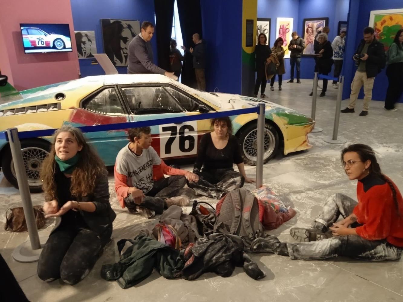 Klima-Aktivistinnen der Gruppe Letzte Generation (Ultima Generazione) haben im Kulturzentrum Fabbrica del Vapore acht Kilo Mehl auf ein Auto-Kunstwerk des US-Pop-Art-Künstlers Andy Warhol geworfen, um auf den "Kollaps des Klimas" aufmerksam zu machen