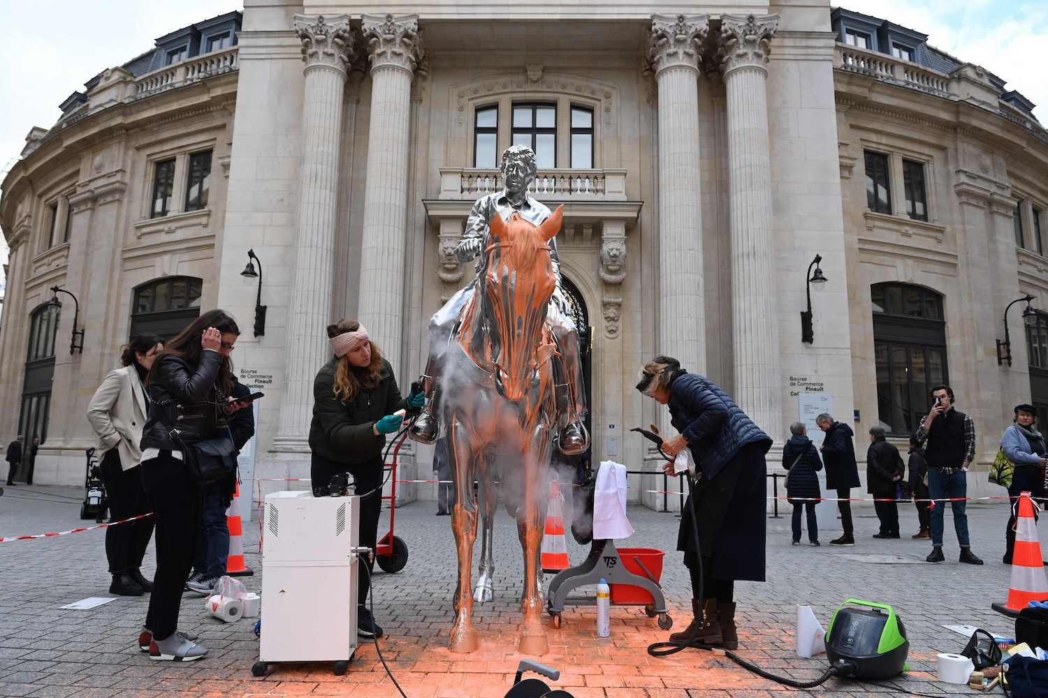 Die Statue "Pferd und Reiter" des Künstlers Charles Ray wird gesäubert, nachdem Aktivisten der Gruppe "Derniere Renovation" sie mit Farbe beworfen haben