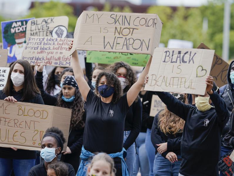 "Black Lives Matter" Demonstrierende mit Schildern