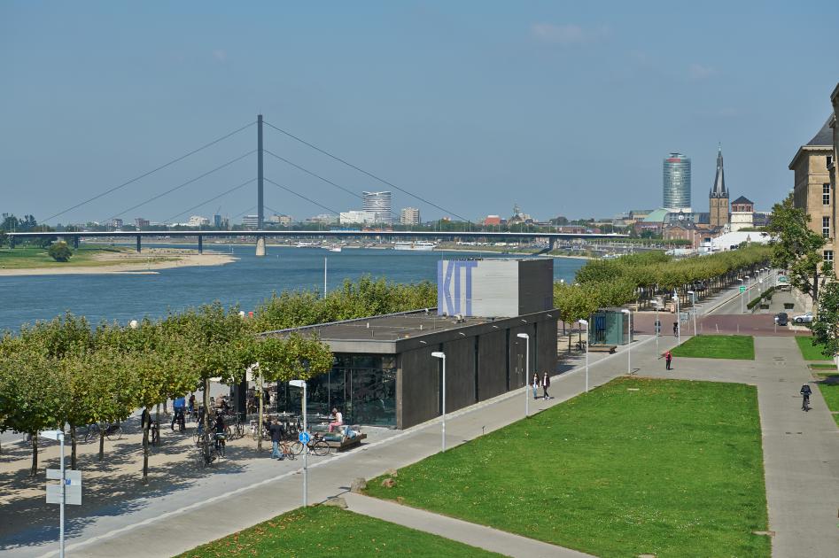 Außenaufnahme vom KIT - Kunst im Tunnel mit Rhein im Hintergrund