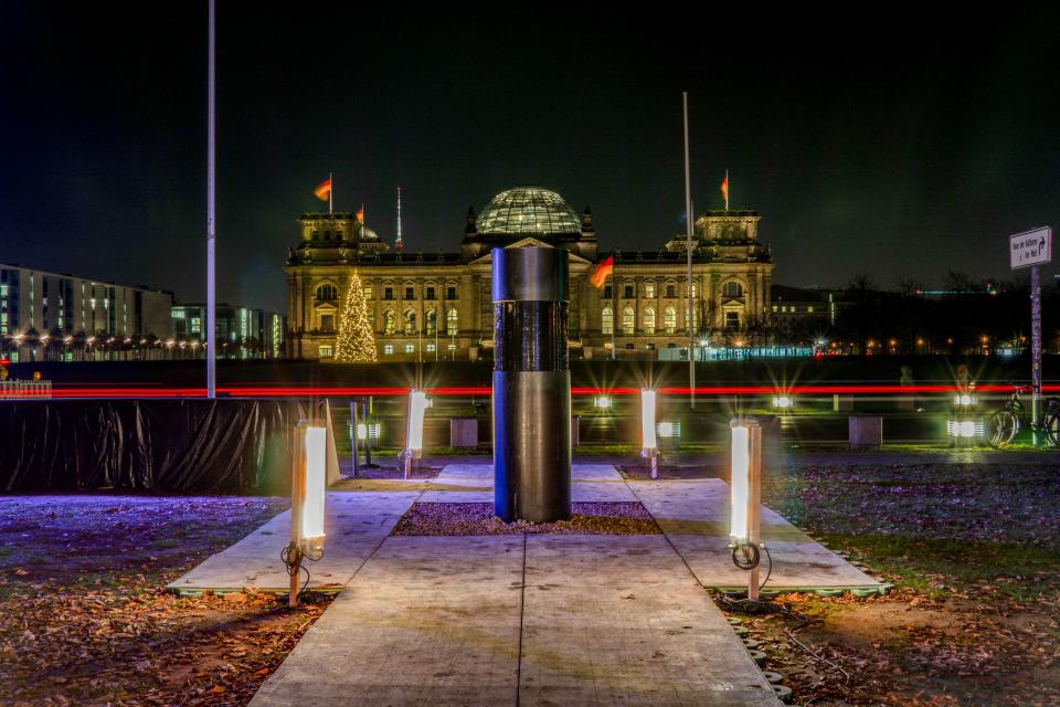 Abgeklebte Stele des Zentrums für politische Schönheit im Berliner Regierungsviertel