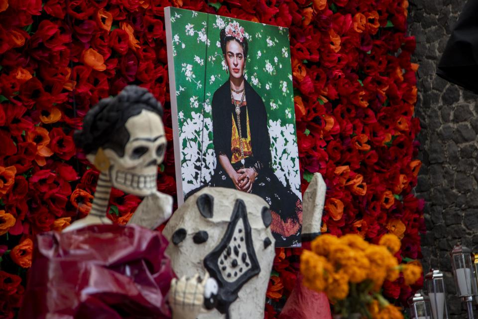 Von Designer Gaultier gestalteter Altar für den Tag der Toten im Frida-Kahlo-Museum in Mexiko-Stadt
