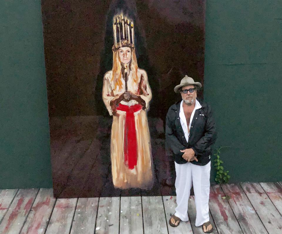 Julian Schnabel vor seinem Gemälde "Portrait of Louise as St. Lucia", 2020