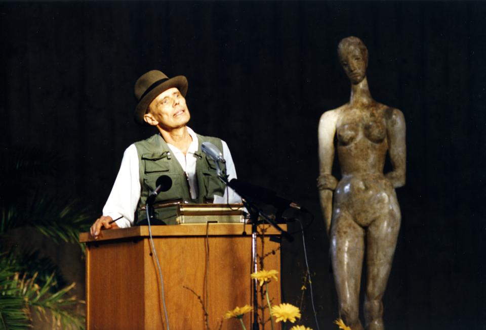 Joseph Beuys spricht im Lehmbruck-Museum in Duisburg
