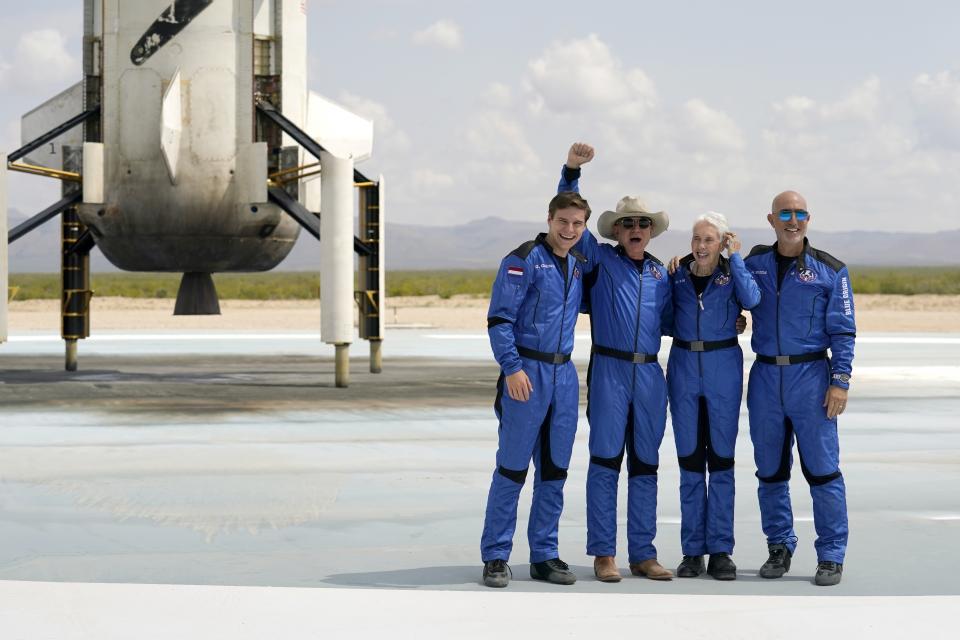 Amazon-Gründer Jeff Bezos (2. von links) mit seiner Crew nach der Landung aus dem Weltall