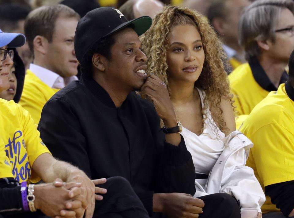 US-Rapper Jay-Z (2.v.l) und seine Frau die US-Sängerin Beyonce schauen sich ein Basketball-Spiel in Oakland an