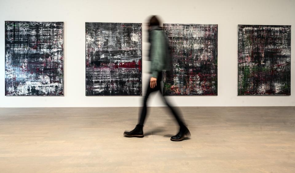  Eine Besucherin geht am Birkenau-Zyklus von Gerhard Richter aus dem Jahr 2014 vorbei. Die Kunstsammlung Nordrhein-Westfalen zeigt ab dem 18. Dezember 2021 im K21 den 2014 entstandenen Birkenau-Zyklus von Gerhard Richter