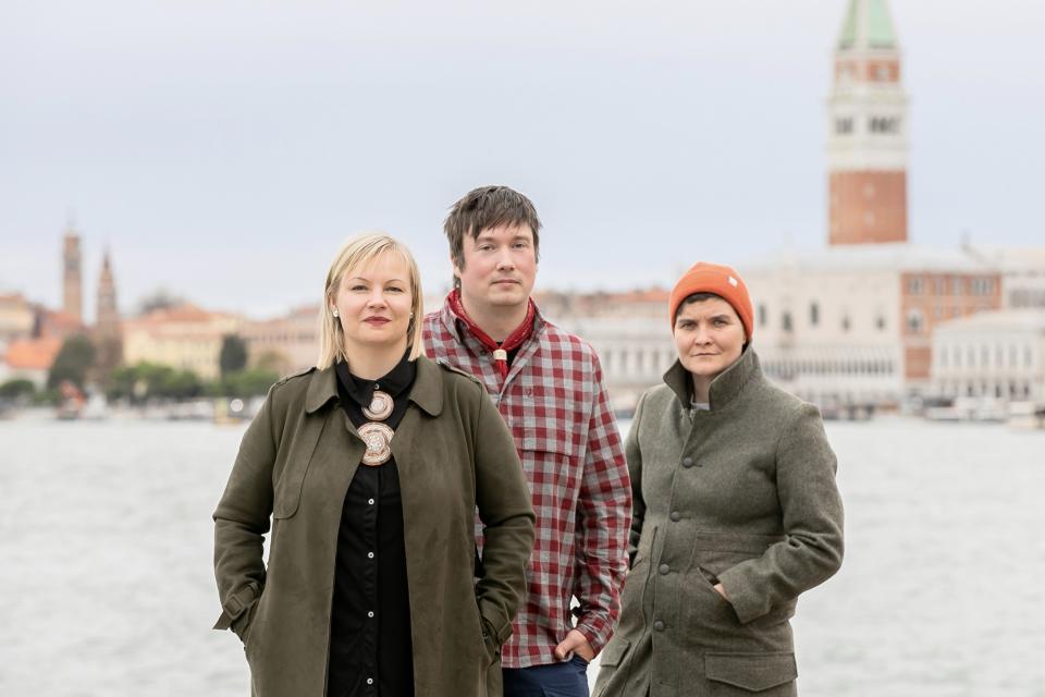 Von links: Máret Ánne Sara, Anders Sunna und Pauliina Feodoroff in Venedig
